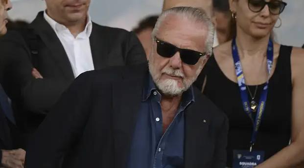 El presidente del Napoli se burla de los «mayores» por dirigir el fútbol